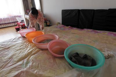 尖扎楼上漏水，住户失联，小区没物管，业主维权难！律师来支招……